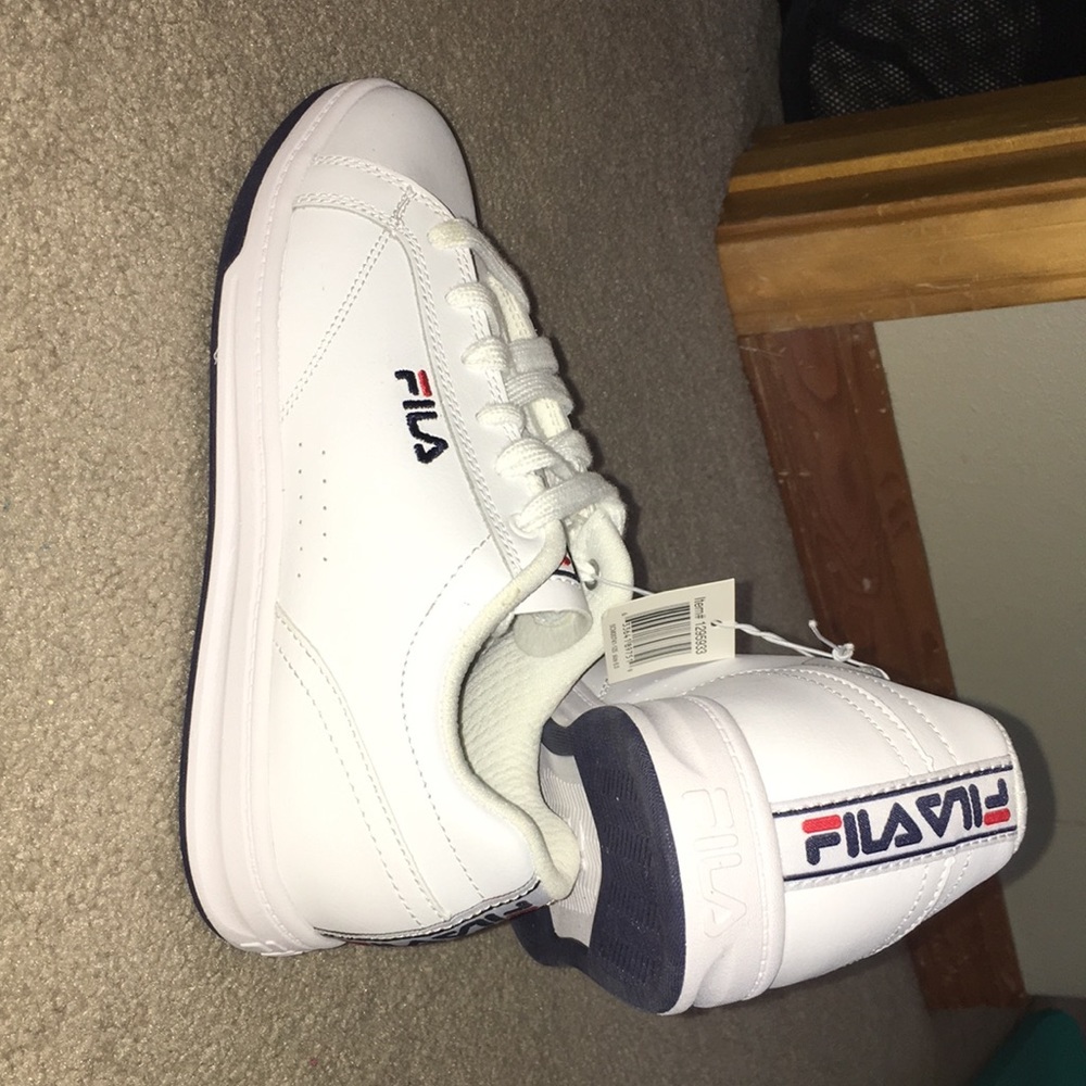 Tennis shoes